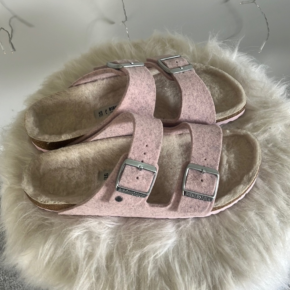 Women’s birkenstocks.